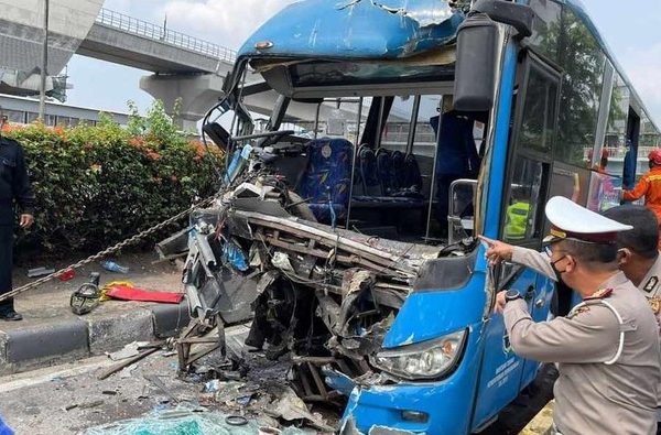 Kumpulan Fakta Hasil Olah TKP Kecelakaan Maut Bus Transjakarta Vs Transjakarta Halte Busway MT Haryono Cawang di Jakarta Selatan