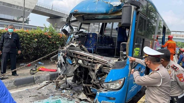 Kumpulan Fakta Hasil Olah TKP Kecelakaan Maut Bus Transjakarta Vs Transjakarta Halte Busway MT Haryono Cawang di Jakarta Selatan